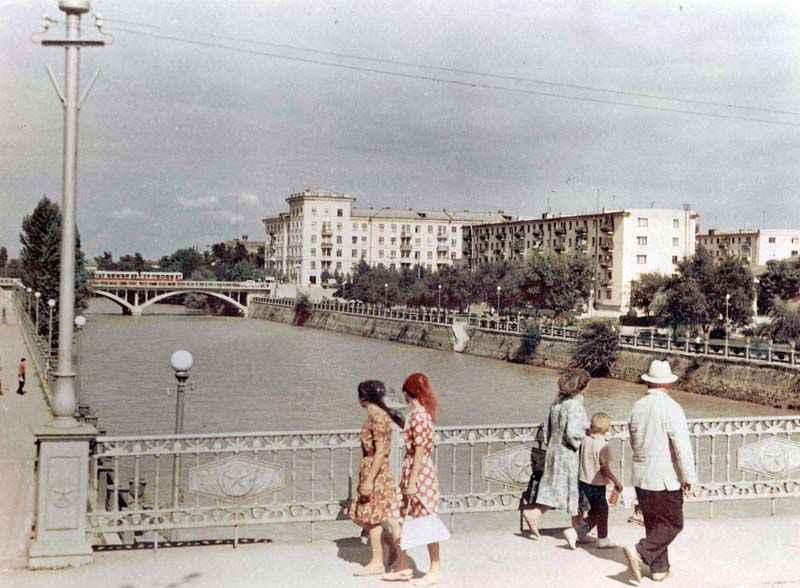 На какой реке грозный 5 букв. Город Грозный река Сунжа. Грозный 1996 год фото река Сунжа. Довоенный Грозный и новый. Довоенный Грозный. Фотографии земляков.